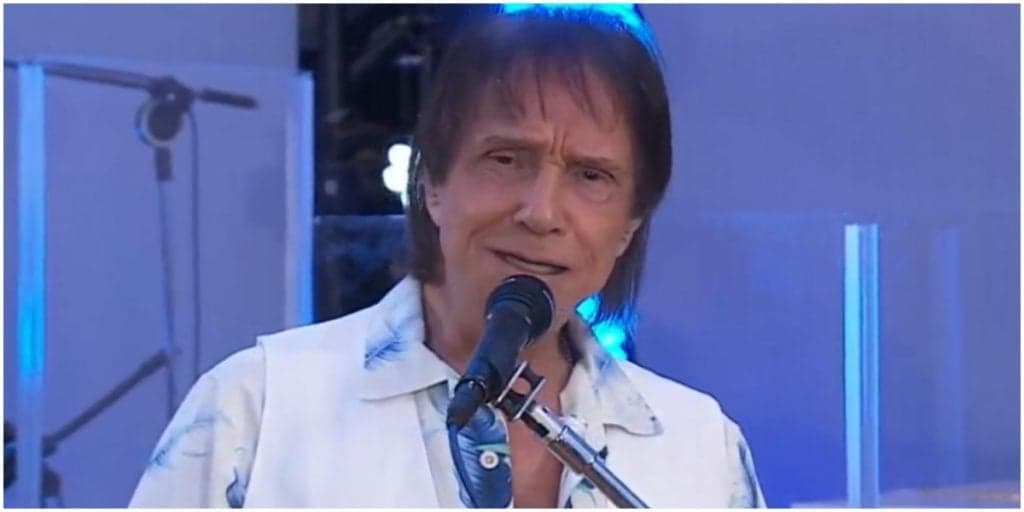 Após ser humilhado e pisoteado por amigo, Roberto Carlos expõe cantor e escracha depois de briga: "Tudo de melhor"