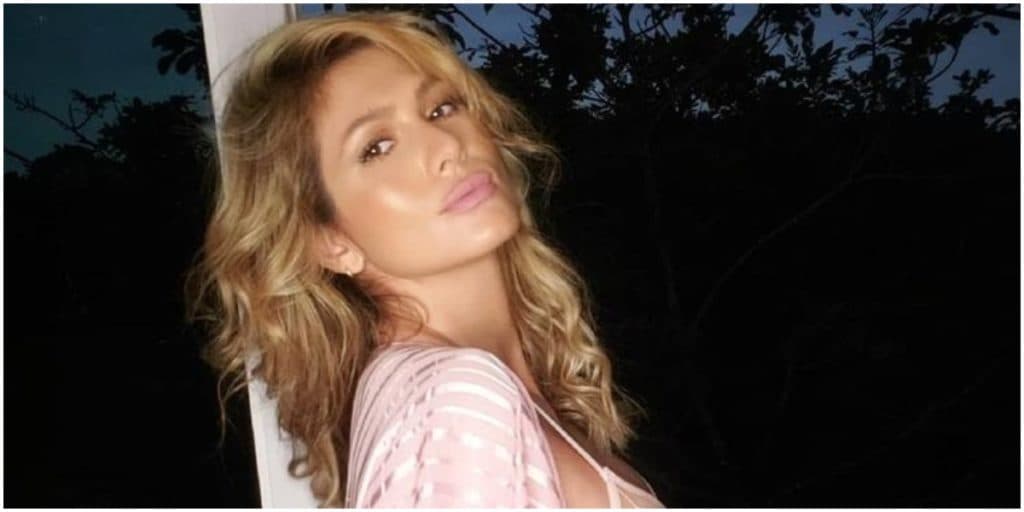 Lívia Andrade puxa o maiô em foto sensual e choca com seios volumosos em evidência: 'Ângulo perfeito'