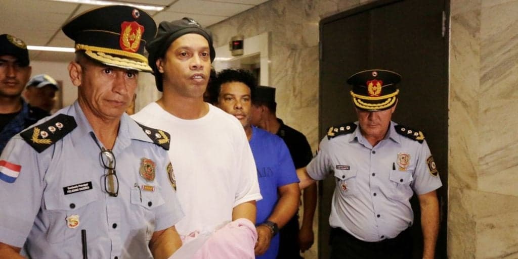 Apresentador faz foto e flagra Ronaldinho em prisão: “O maior de todos”