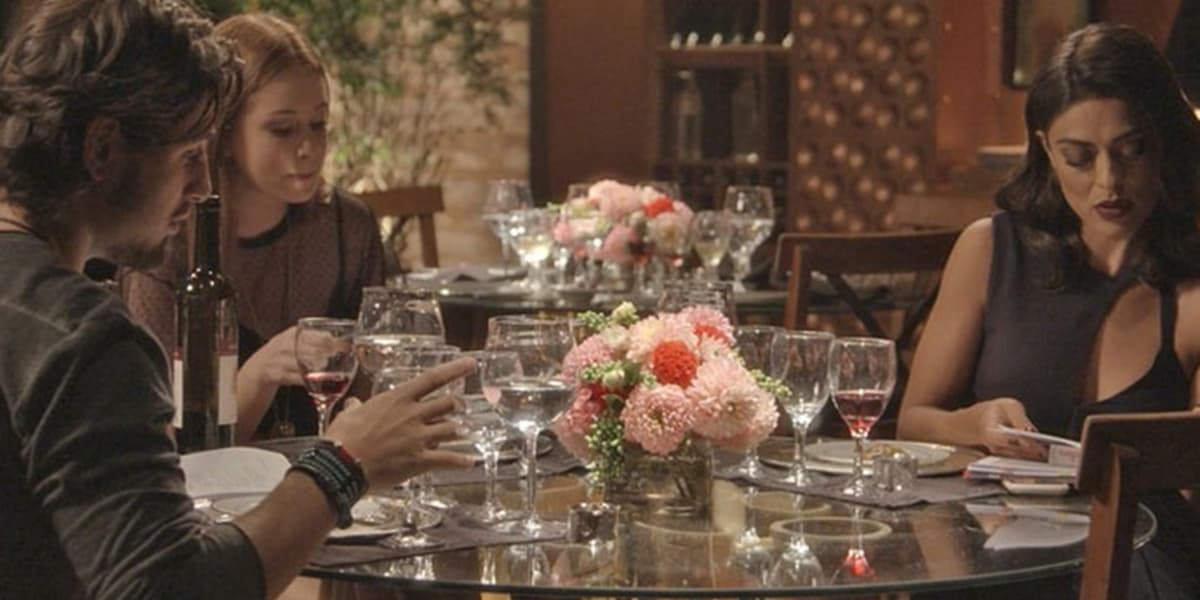 Rafael (Daniel Rocha), Eliza (Marina Ruy Barbosa) e Carolina (Juliana Paes) em cena de Totalmente Demais (Foto: Reprodução/Globo) Rafael (Daniel Rocha), Eliza (Marina Ruy Barbosa) e Carolina (Juliana Paes) em cena de Totalmente Demais (Foto: Reprodução/Globo)
