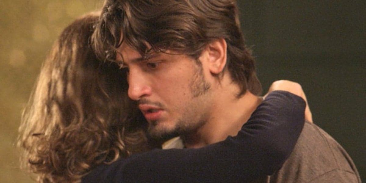 Sofia (Priscila Steinman) abraça Rafael (Daniel Rocha) em Totalmente Demais (Foto: Reprodução/Globo)