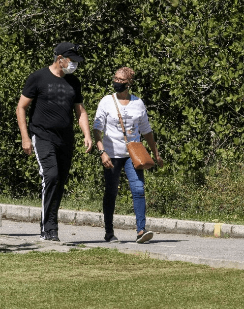 O marido de Natasha Dantas foi flagrado em um momento de lazer (Foto: Daniel Delmiro/ Ag News)