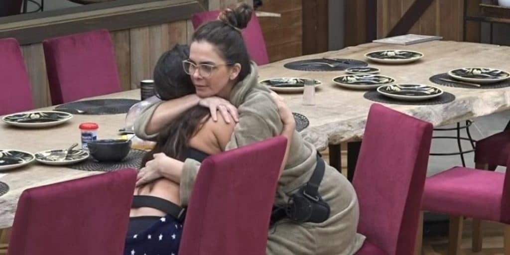 A Fazenda 12: Participante se desespera, cai no choro, cogita desistir do reality e é consolada por Luiza Ambiel