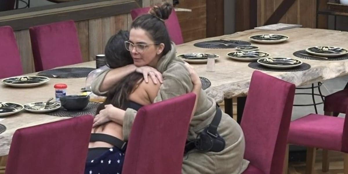 Luiza Ambiel consola Raissa Barbosa durante desabafo na cozinha de A Fazenda 12 (Foto: Reprodução) Luiza Ambiel consola Raissa Barbosa durante desabafo na cozinha de A Fazenda 12 (Foto: Reprodução)