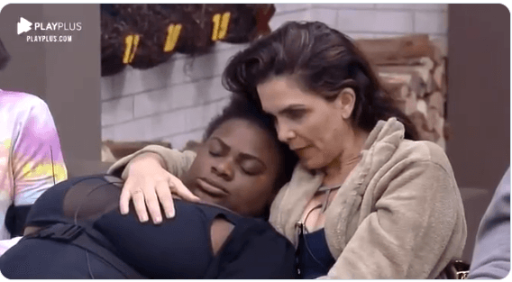 A Fazenda 12: Jojo pega no sono no meio de papo com Luiza Ambiel e vira meme; veja