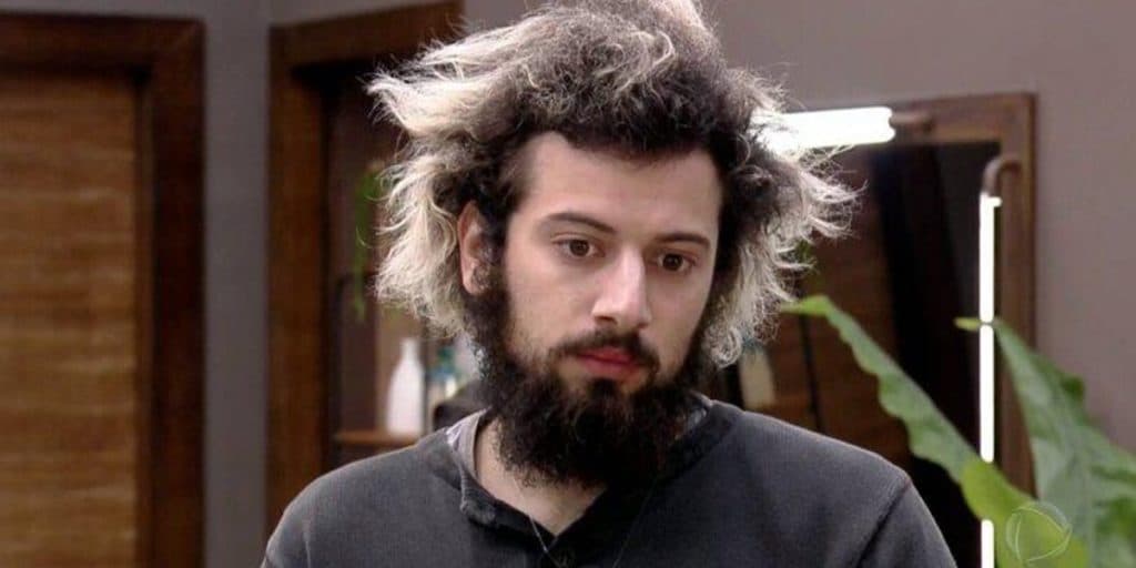 Cartolouco, após ter traseiro aberto por Biel ao vivo, tem preferência exposta em rede nacional: "Não gosta"