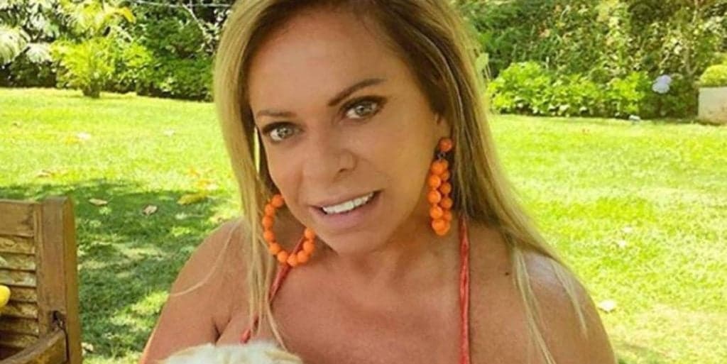 Aos 63 anos, Christina Rocha surge estirada no chão seminua em foto e leva público ao delírio: "Olhem o corpo"