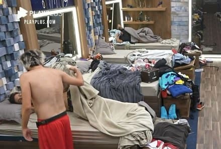 A Fazenda 12: Cartolouco rouba novo beijo de Biel, levanta coberta e confere se peru do rapaz está ereto: "Cochicho"