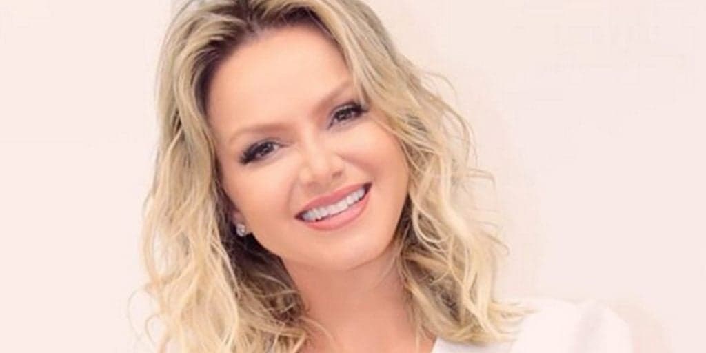 Eliana, aos 46 anos, explode com biquíni branco fininho e quebra protocolo ao ficar totalmente molhadinha