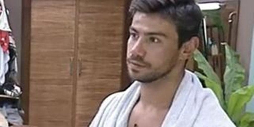 A Fazenda 12: Mariano mostra demais ao colocar a cueca e volume do peru chama atenção