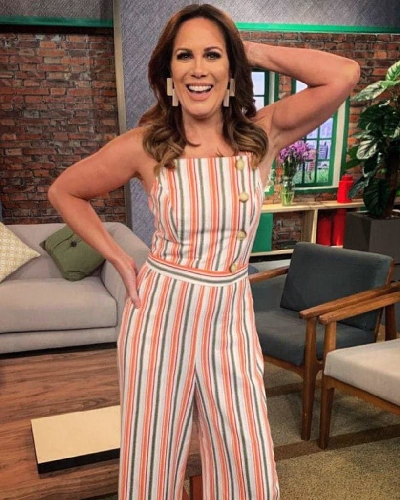 Regina Volpato, aos 52 anos, usa biquíni finíssimo e acaba mostrando demais: "Meu Deus, gostosa"