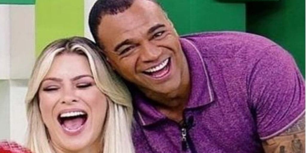 Renata Fan, em relação com Denilson, expõe parte íntima pra jogo em decote chocante e confirma: "Credo sofri"