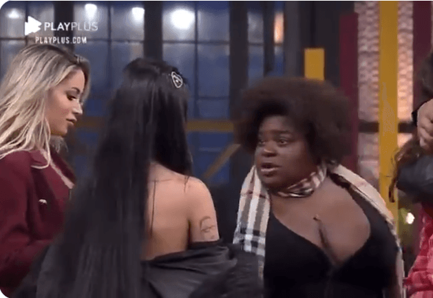 A Fazenda 12: Carol Narizinho quebra o pau com Mirella após voto e Jojo pega no pulo