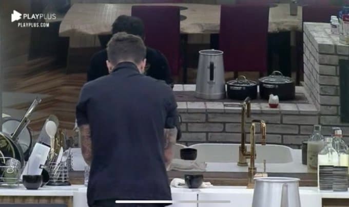 Biel ficou assim quando Raissa voltou no reality show da Record TV (Foto: Reprodução/ PLay PLus) Biel ficou assim quando Raissa voltou no reality show da Record TV (Foto: Reprodução/ PLay PLus)