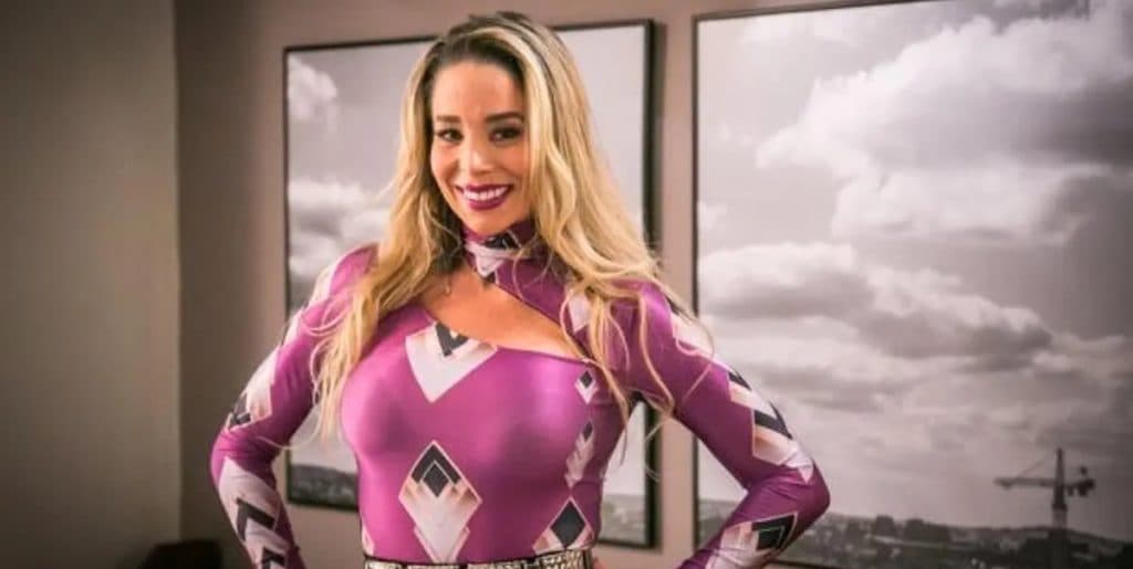 Danielle Winits sofre cobrança do público após aparecer como fura-olho em Totalmente Demais: “Me paravam na rua”