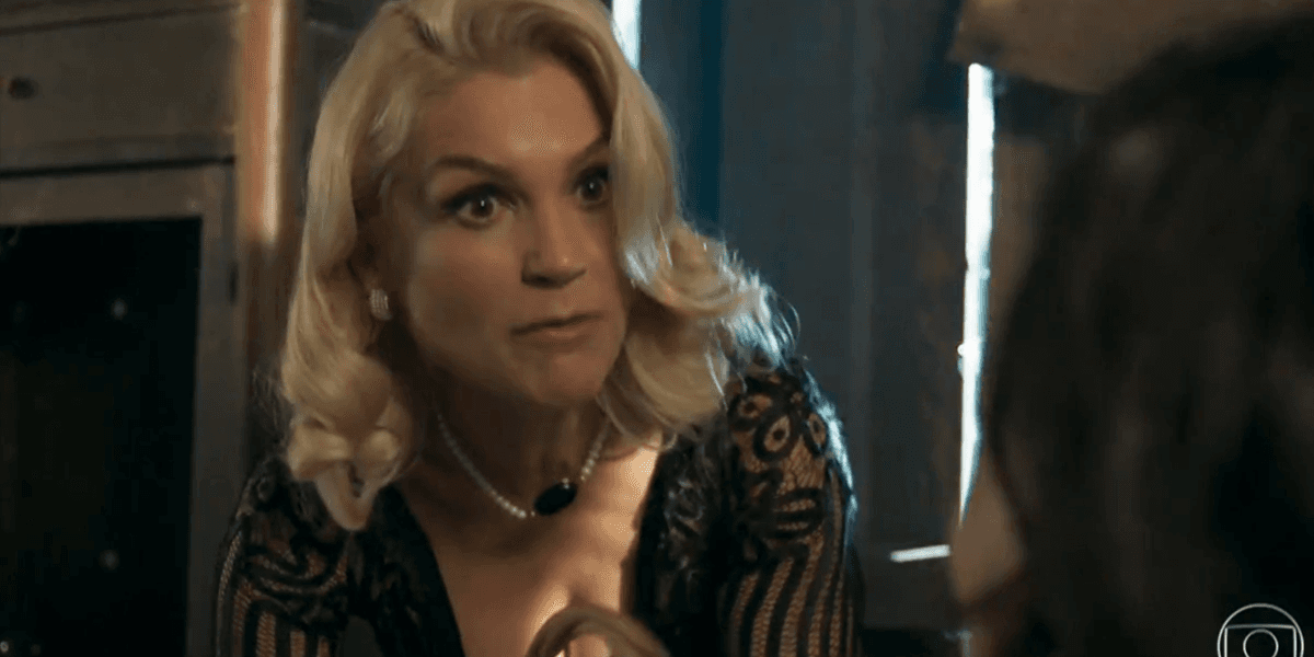Flávia Alessandra (Sandra) em cena do penúltimo capítulo de Eta Mundo Bom; reprise teve audiência recorde (Foto: Reprodução/Globo)