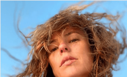 Paolla Oliveira é flagrada sem maquiagem e com o cabelo desgrenhado: "Ao vento"