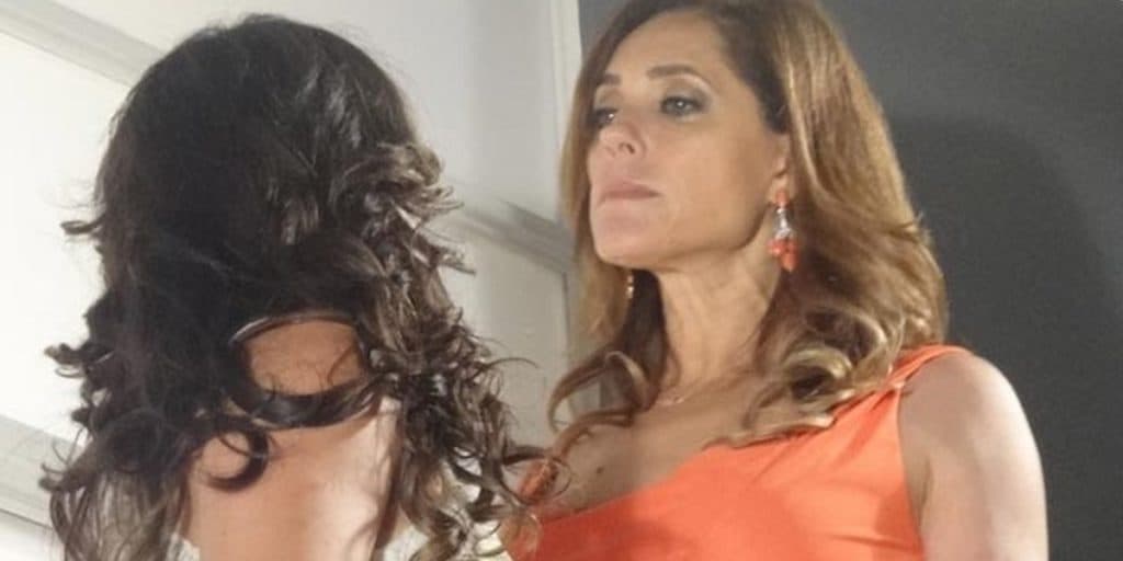 Fina Estampa: Tereza Cristina tenta matar Patrícia na escada da morte e é surpreendida
