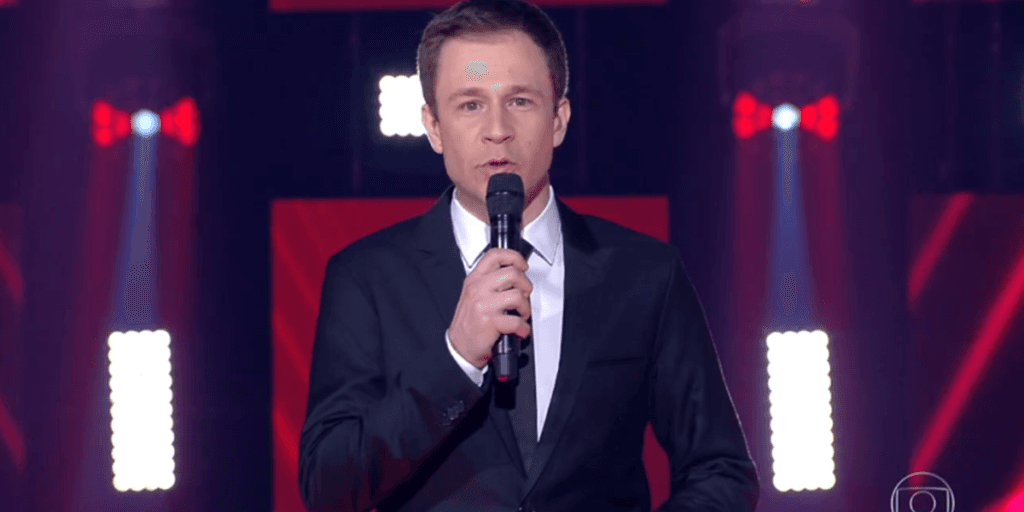 Globo tenta faturar na crise, loteia The Voice Brasil e "vende" até cadeiras dos técnicos