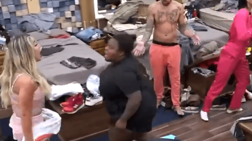A Fazenda 12: Jojo Todynho perde a cabeça, agarra Raissa Barbosa e surta durante briga: "Vai tomar no c*''
