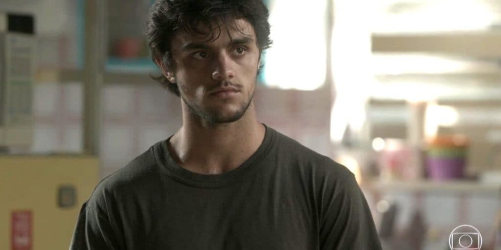 Totalmente Demais: Jonatas descobre por terceiros aproximação entre Eliza e Arthur e fica mordido de ciúmes: "Coladinhos"