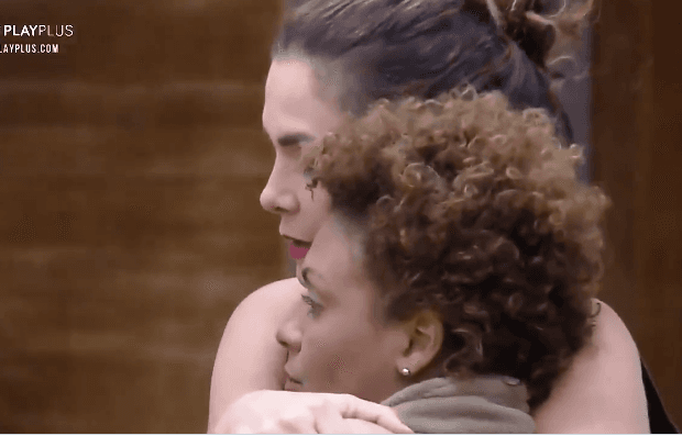 A Fazenda 12: Após escaparem da roça, Luiza e Lidi se aproximam: "Eu achei"