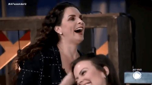 A Fazenda 12: Luiza Ambiel paga mico ao vivo e chama Marcos Mion de Bial