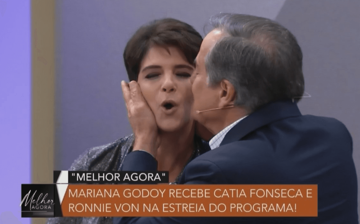 Mariana Godoy leva beijo de Ronnie Von (Foto: Reprodução)