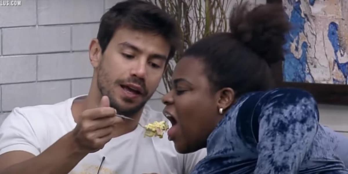 Mariano dando comida para Jojo Todynho (Foto: Reprodução) Mariano dando comida para Jojo Todynho (Foto: Reprodução)