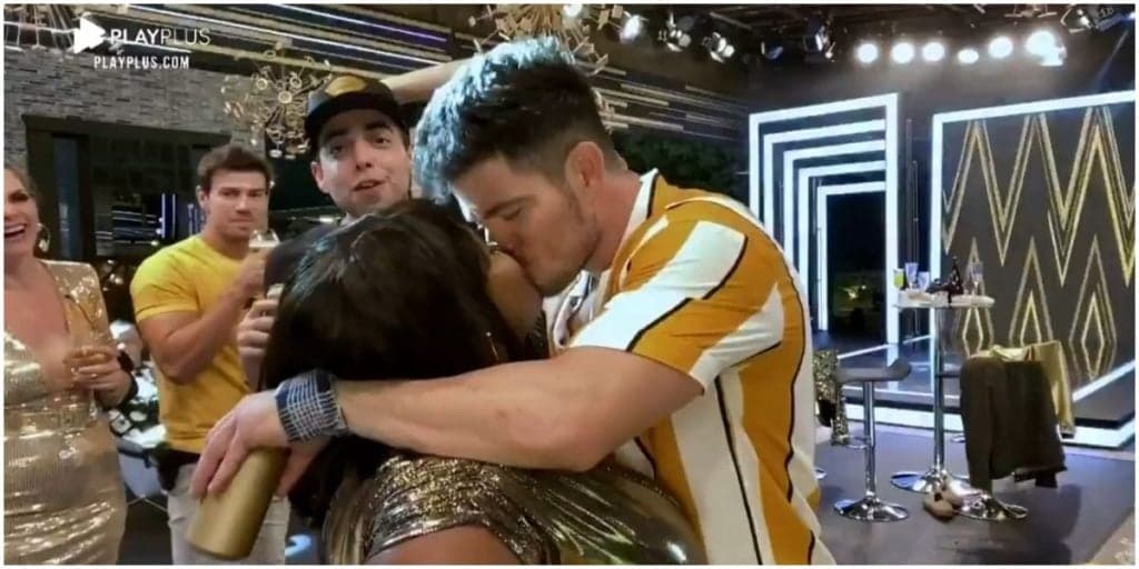 Primeiro casal de A Fazenda? Jojo Todynho ataca bonitão e protagoniza beijão