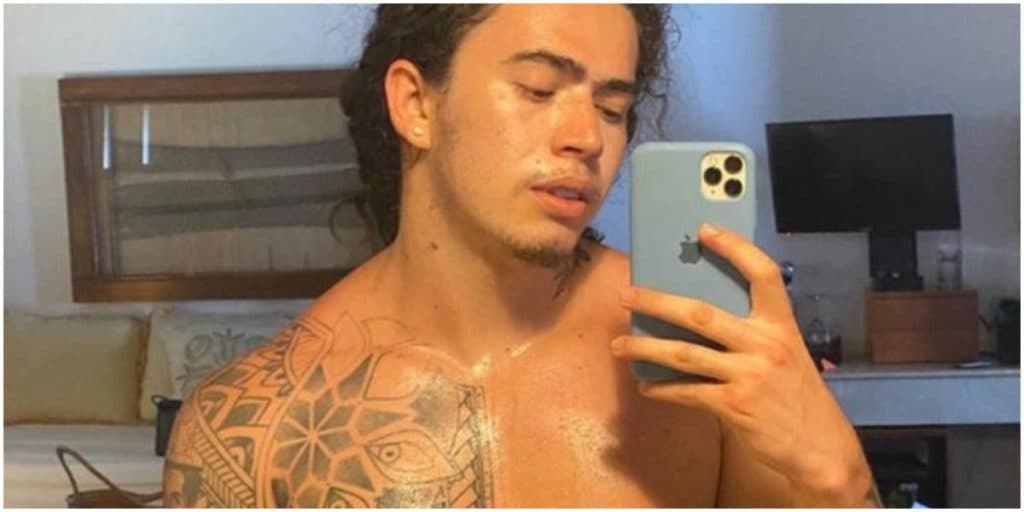 Whindersson surge sem roupa, tenta esconder tamanho do peru, mas é denunciado: "Fica batendo no joelho''