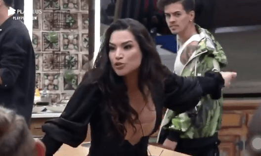 A Fazenda 12: Raissa joga copo de água na cara de Biel e o chama de lixo; veja o vídeo