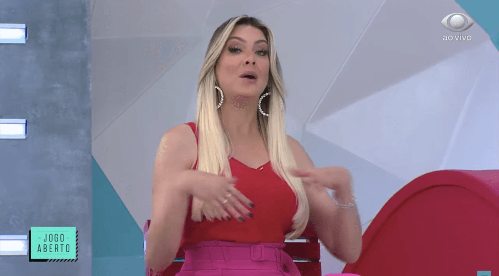 Renata Fan em fotos para maiores de 18, tem relato taxativo de taxista que diz quem é ela fora da Band