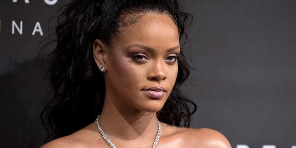 Rihanna sofre acidente de moto, é levada às pressas ao hospital com ferimentos expostos e preocupa: "capotou"