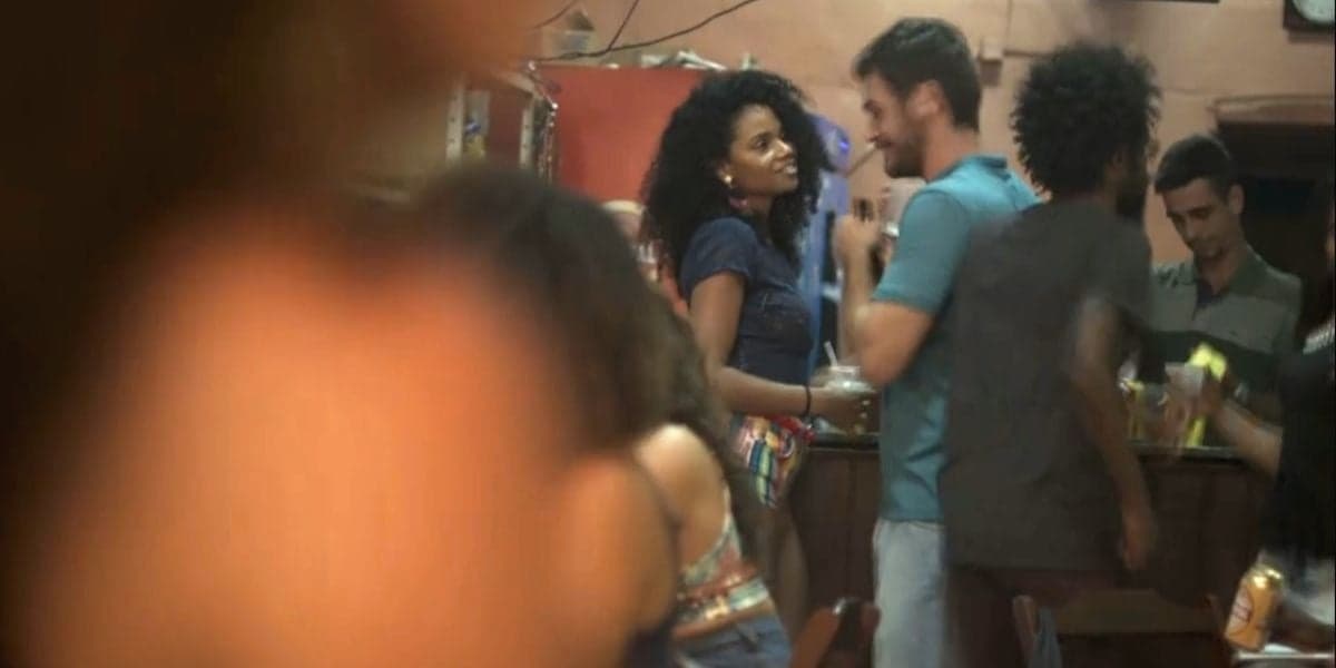 Mulher dá em cima de Rubinho em A Força do Querer na frente de Bibi