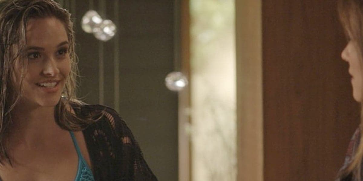 Cassandra (Juliana Paiva) descobre segredo de Lili (Vivianne Pasmanter) em Totalmente Demais (Foto: Reprodução/Globo) Cassandra (Juliana Paiva) descobre segredo de Lili (Vivianne Pasmanter) em Totalmente Demais (Foto: Reprodução/Globo)