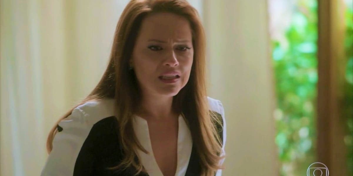 Lili (Vivianne Pasmanter) esconde que está grávida em Totalmente Demais (Foto: Reprodução/Globo) Lili (Vivianne Pasmanter) esconde que está grávida em Totalmente Demais (Foto: Reprodução/Globo)