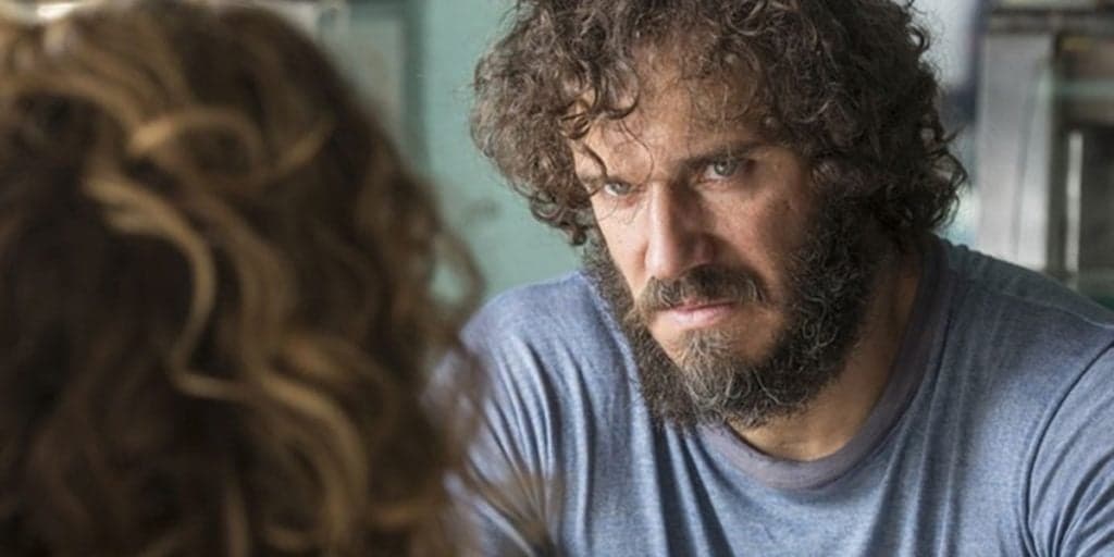 Totalmente Demais: Dino volta do inferno, invade quarto de Eliza e comete insanidade