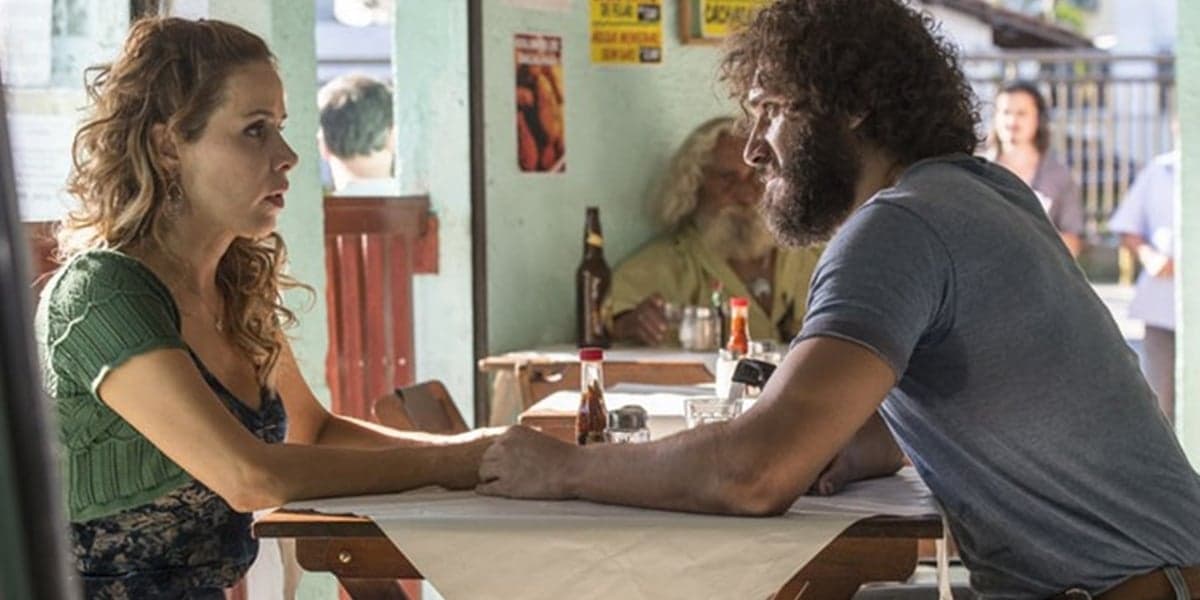 Dino (Paulo Rocha) pede dinheiro à Gilda (Leona Cavalli) em Totalmente Demais (Foto: Ellen Soares/Globo)