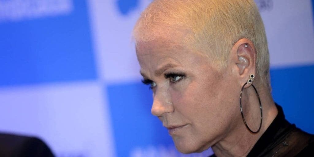Xuxa se envolve em barraco na rua com tapa na cara e peitos para fora: "Deveria ter levado dois"