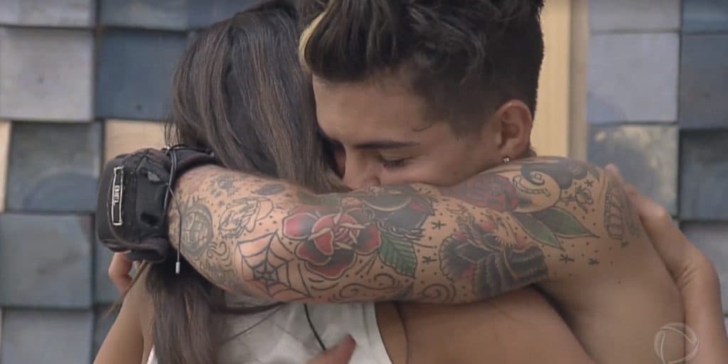 A Fazenda 12: Biel, após briga com Tays Reis, se arrepende e implora perdão da cantora: "desculpas"