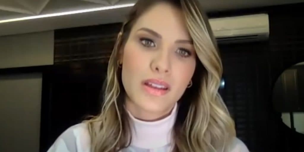 Andressa Suita surge deitada no chão e surpreende