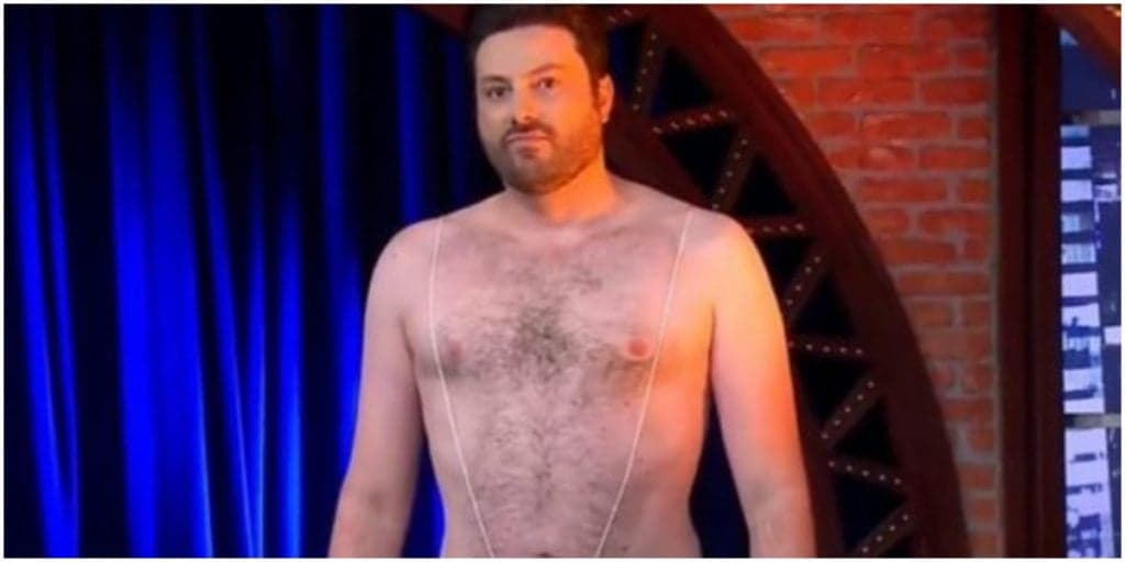 Danilo Gentili surge quase sem roupa no SBT