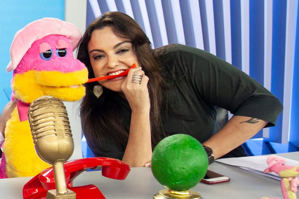 Fabiola Reipert, ao vivo, ameaça Gusttavo Lima, prova pivô com vídeos e fotos e bate no peito