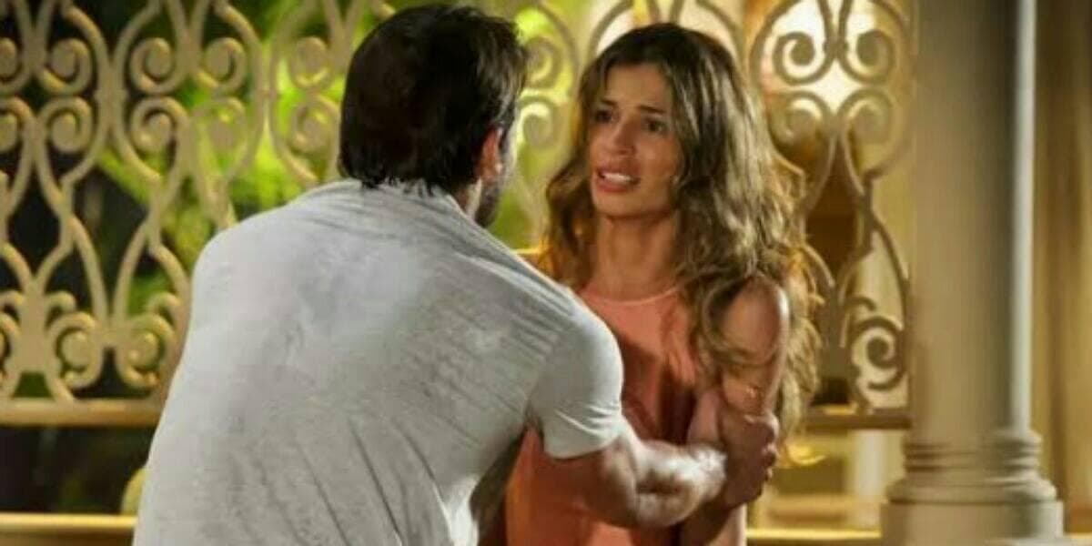 Ester grampeia celular de Cassiano em Flor do Caribe (Foto: Reprodução/Globo/Montagem/TV Foco)