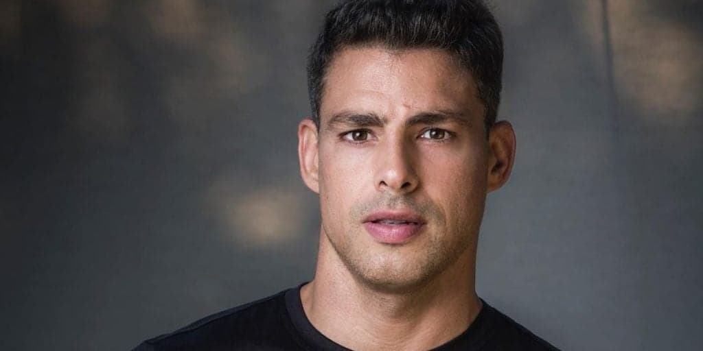 Cauã Reymond, só de sunga, deixa parte íntima volumosa em evidência e detalhe chama atenção: "Dei zoom"