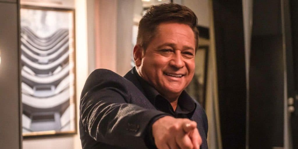 Leonardo brinca que está solteiro e Poliana dá bronca