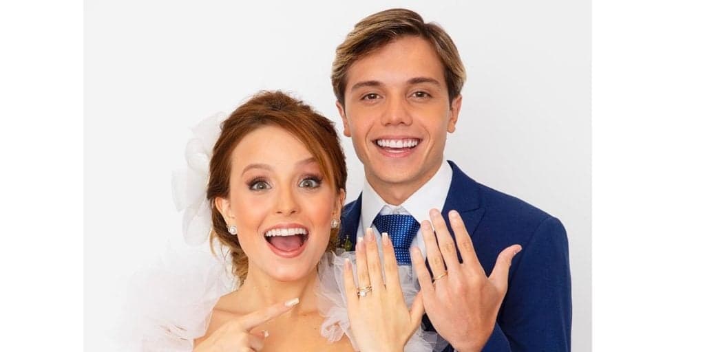 Larissa Manoela surge vestida de noiva junto ao namorado e anuncia: "Surpresa"