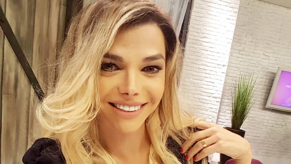 Léo Aquilla vira mulher definitivamente e se emociona: "Posso chorar?"