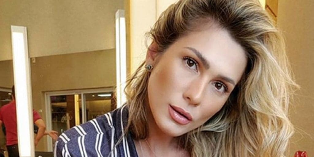 Lívia Andrade, após saída do SBT, expõe convites de duas emissoras concorrentes e comemora: "hora de ser cortejada"